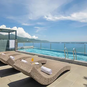 Mangata Beachfront - Rooftop Bar Sea View 4*, 다낭 베트남